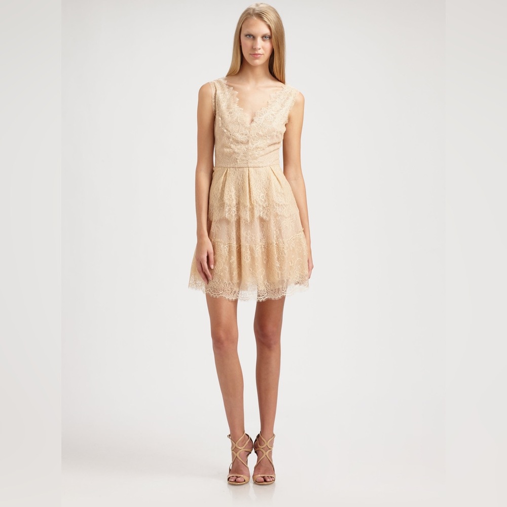 BCBGMAXAZIA SIZE XXS Willa layered tiered lace dress with deep V neck/light pink